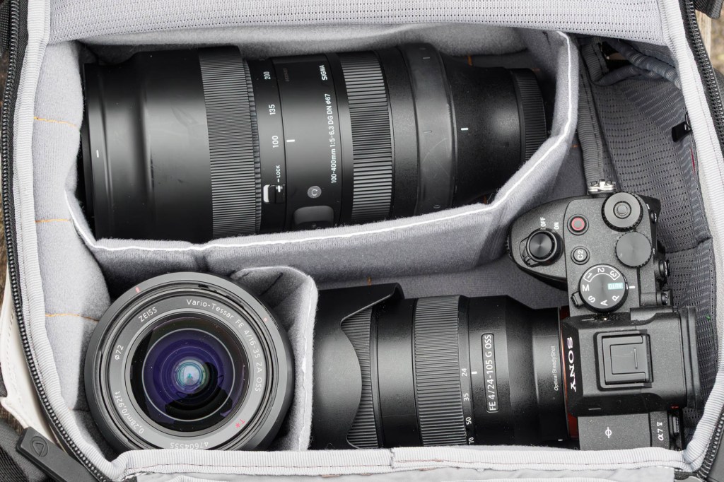 Vanguard Veo Lite B20L camera compartment