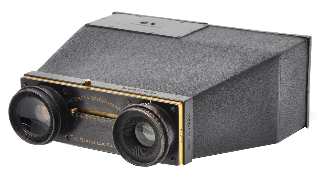 Looking like a stereo camera, but actually the Photo-Jumelle Binocular Camera