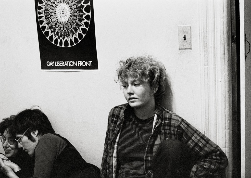 Autoportrait lors d’une réunion du GLF, E. 9th Street, New York, 1970