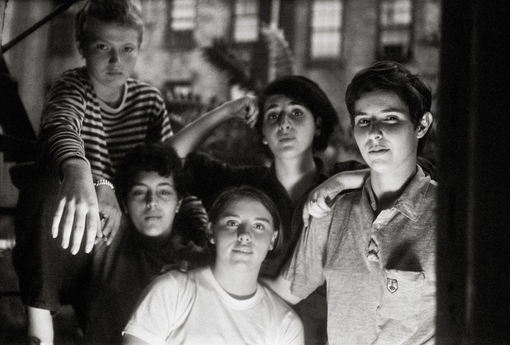 Group photo of Donna Gottschalk, Oak, Robin, Binky, Chris et moi, Bébés Gouines, E. 9th Street, New York, 1969