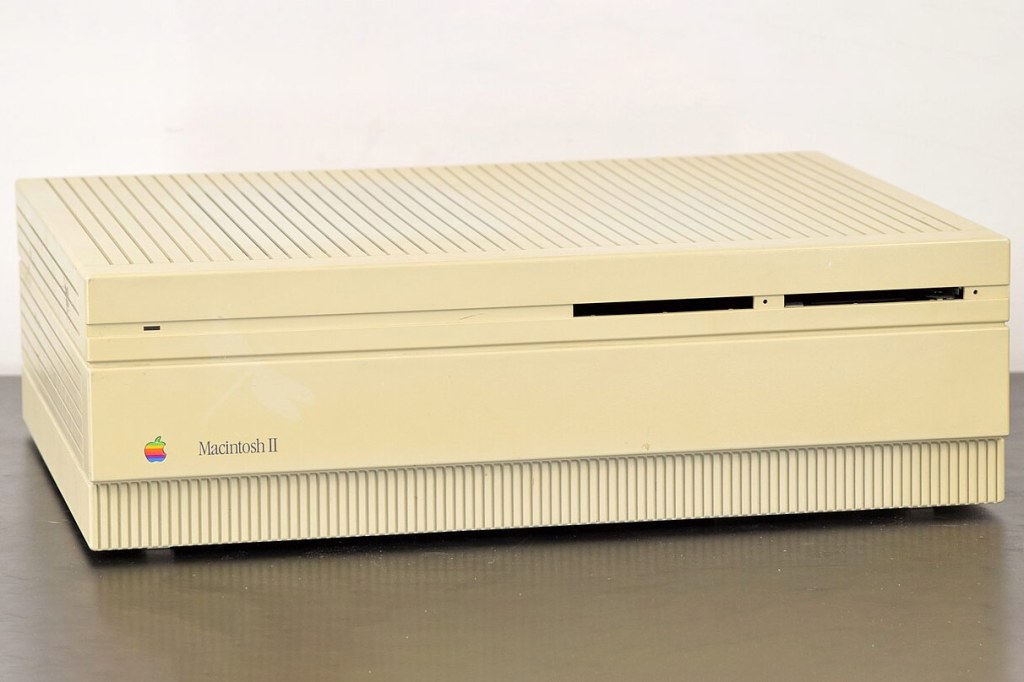 Apple Macintosh II - Wikimedia Commons CC, Akbkuku