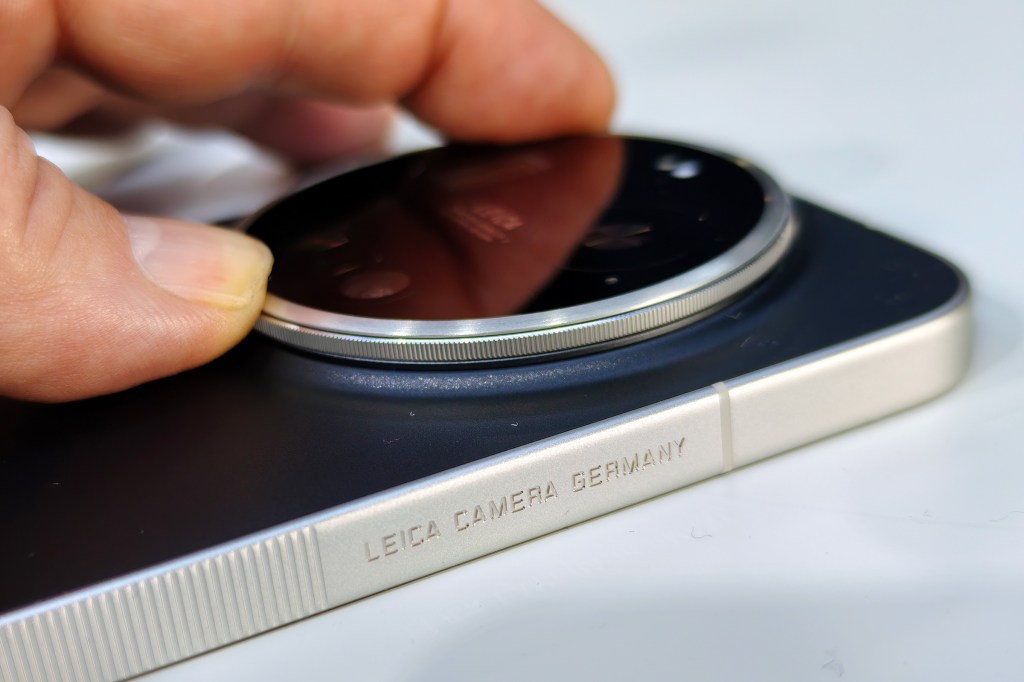 Users can adjust a variety of parameters such as ISO, exposure compensation via the rotating ring around the lens module