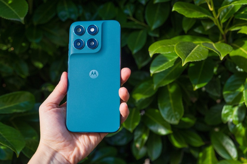 Moto G77 in hand 