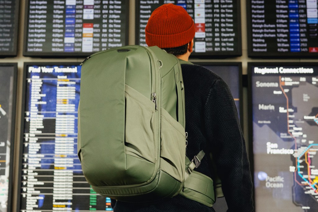 Peak Design Travel Backpack 2-in-1 in sage