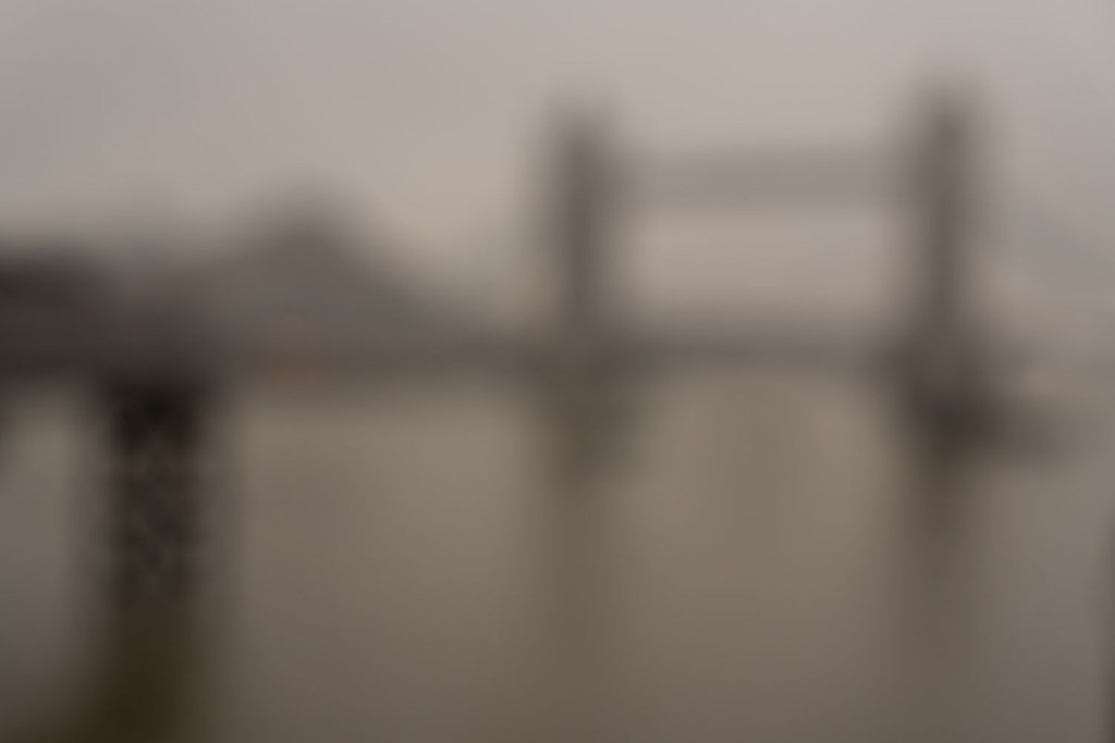 a blurry photo of Tower Bridge 