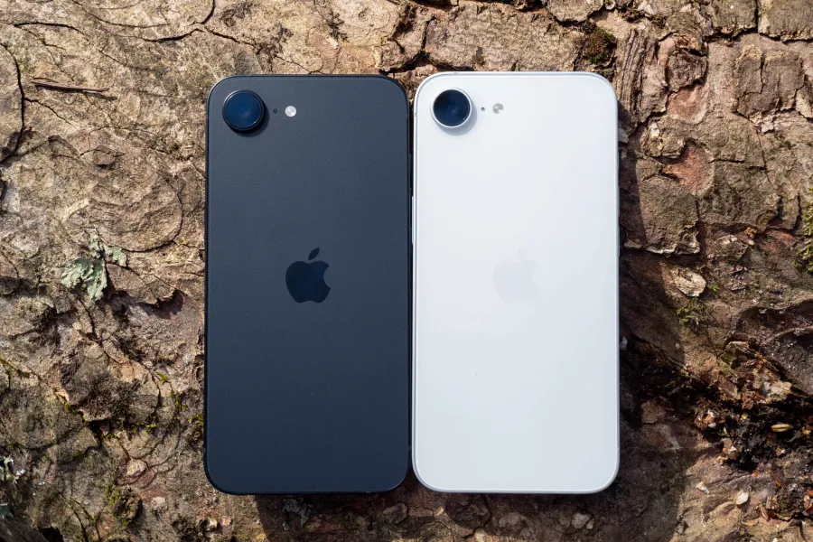 The iPhone 16e (left) next to the iPhone 17e