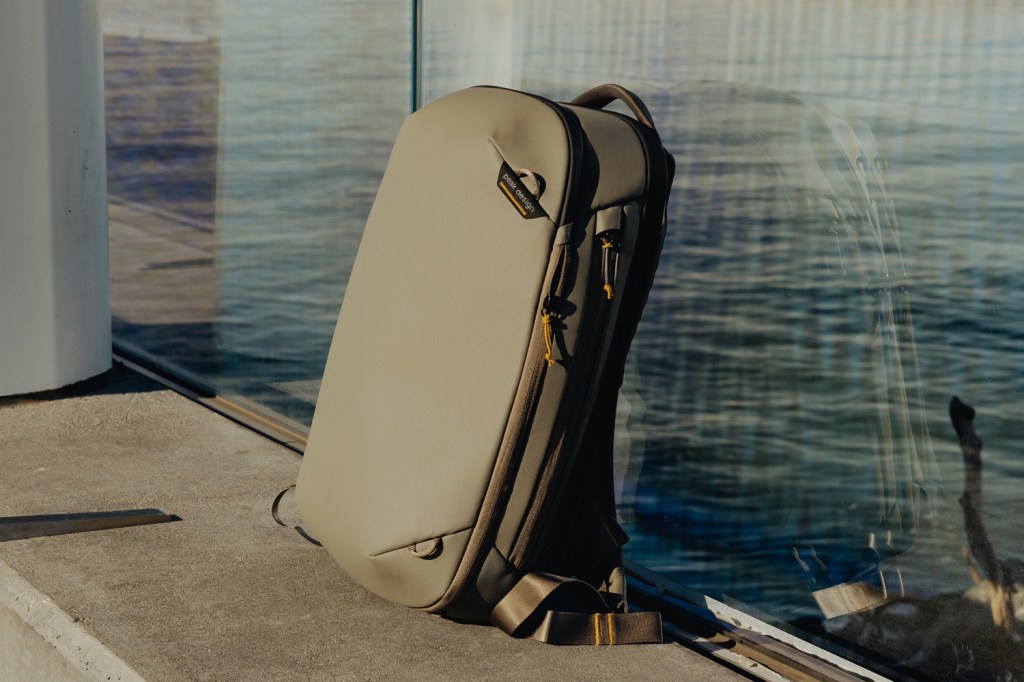 Peak Design Travel Backpack 20L in Stone
