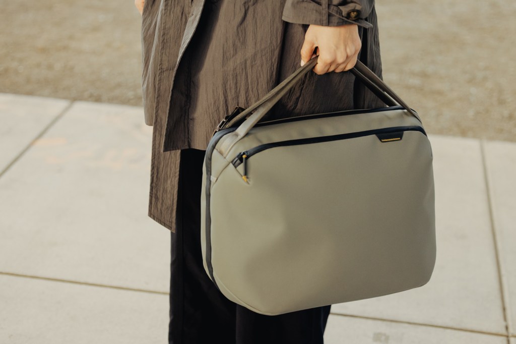 Peak Design Travel Weekender 20L in Stone