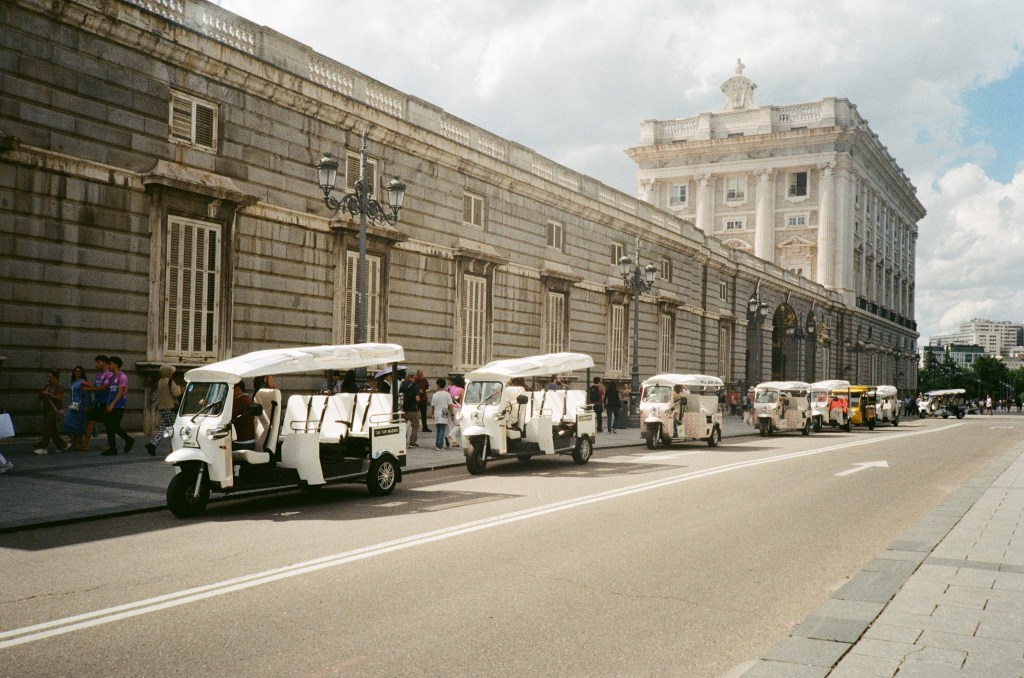 Sample image of Kodak Gold 200 showing vehicles parked on a sunny street