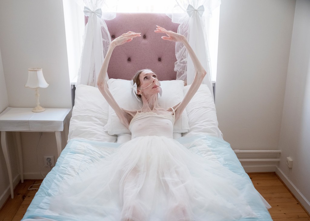 Engla Louise’s “bed ballet” – movements performed lying down – keeps her connection to dance alive. Every day at a specific time, she watches ballet on her iPad. Linköping, Sweden, 22 December 2025.