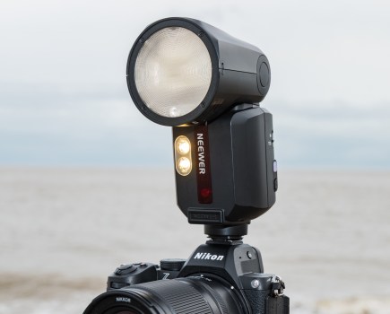 Neewer Z3R flash unit mounted on Nikon Z5 camera