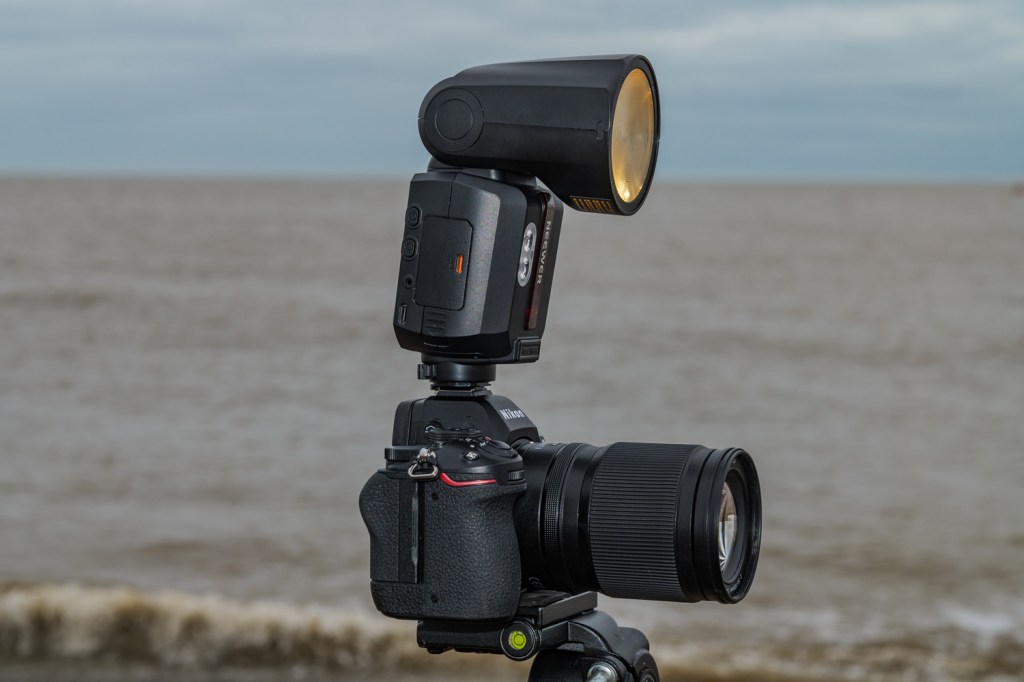 Neewer Z3R flash unit mounted on Nikon Z5 camera