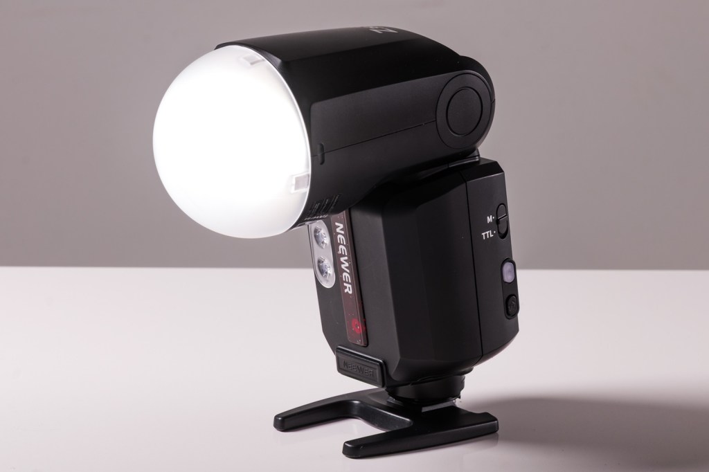 Neewer Z3R flash unit with diffuser