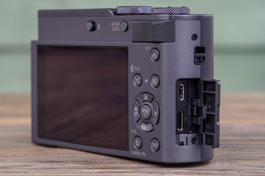 Panasonic Lumix TZ300 connector ports