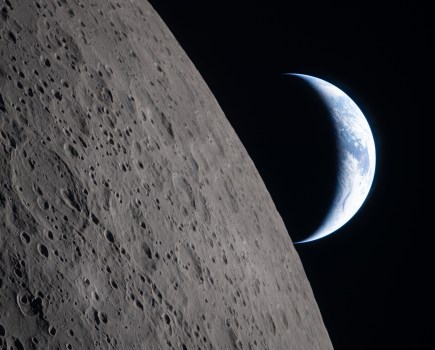 Peaking at the Earth - Nikon D5 - Image: NASA