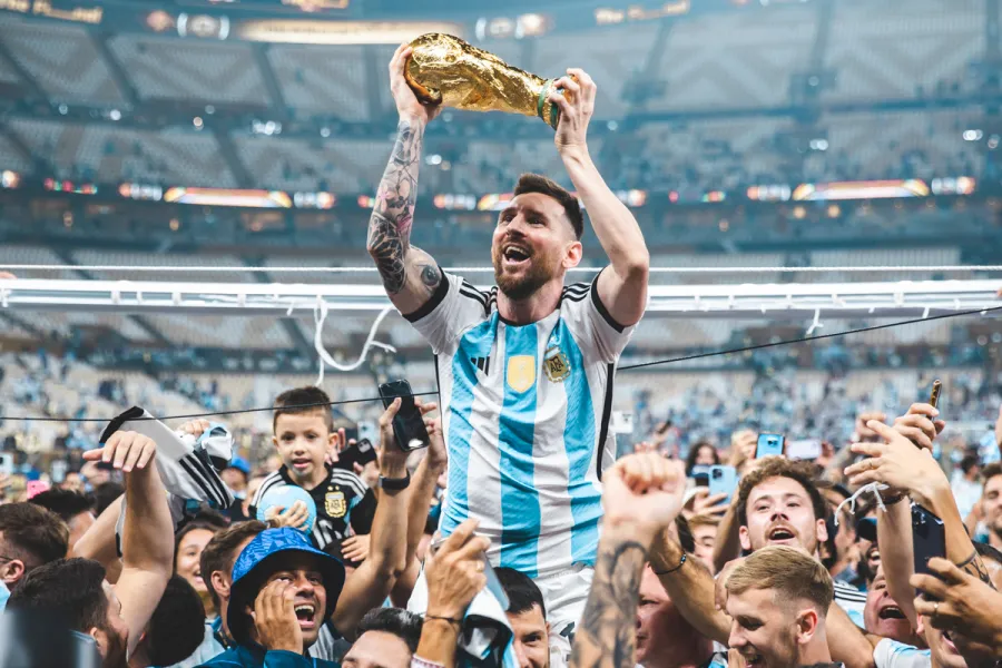 Image of Messi lifting the world cup