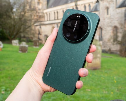 The Xiaomi 17 Ultra in hand