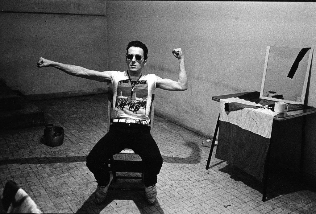 black and white photo of Joe Strummer, Milan, 1981