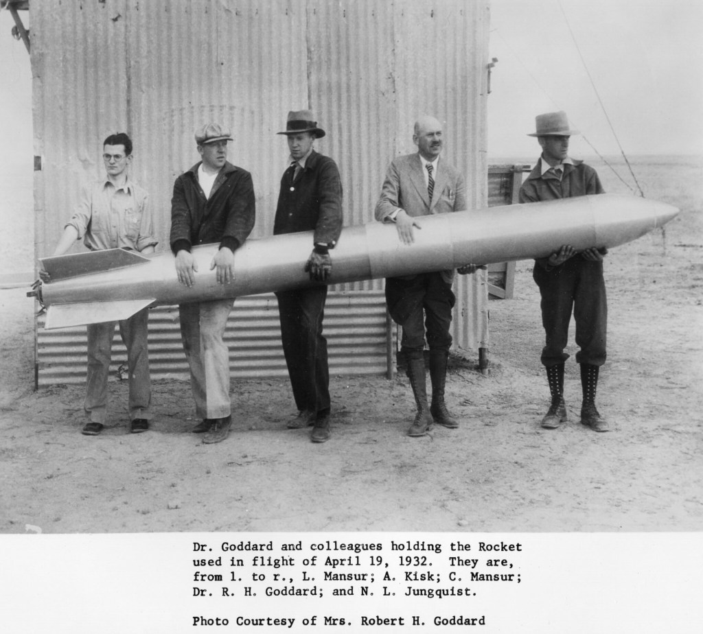 Goddard and colleagues holding the rocket used in the flight of 19 April 1932