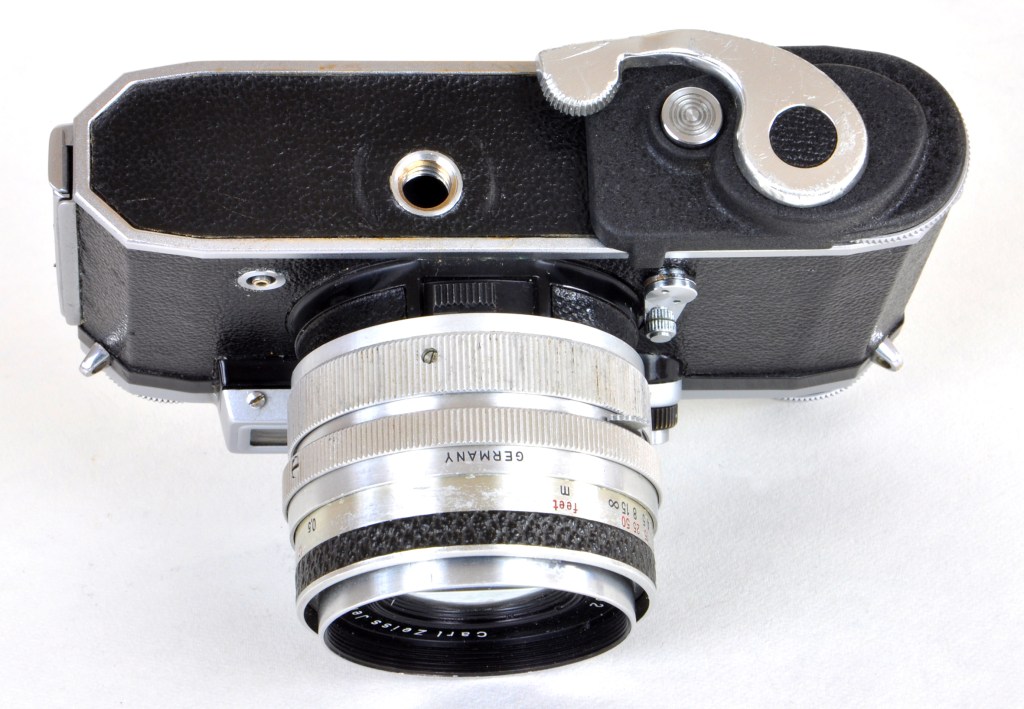 A special accessory screwed to a coupling socket in the base of the body converted the camera from knob to lever wind