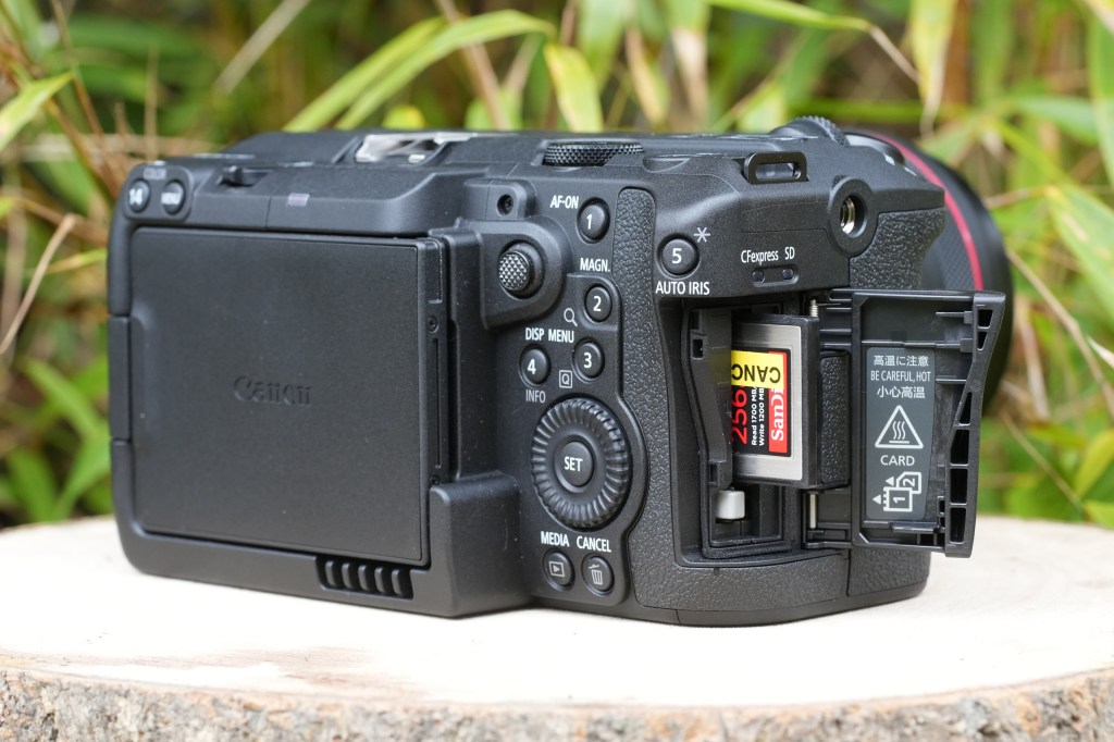 anon EOS C50 mirrorless camera SD card slot