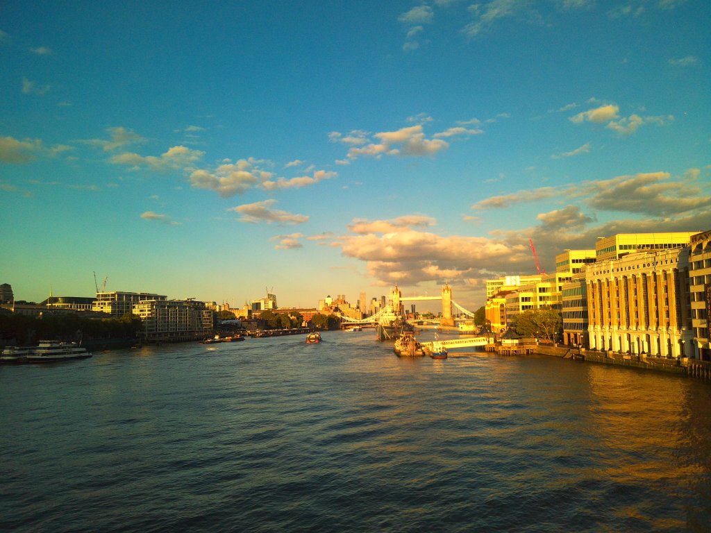 Sample from Camp Snap CS-PRO, showing a view from London Bridge under VTG2 setting, blues and yellows are more pronounced