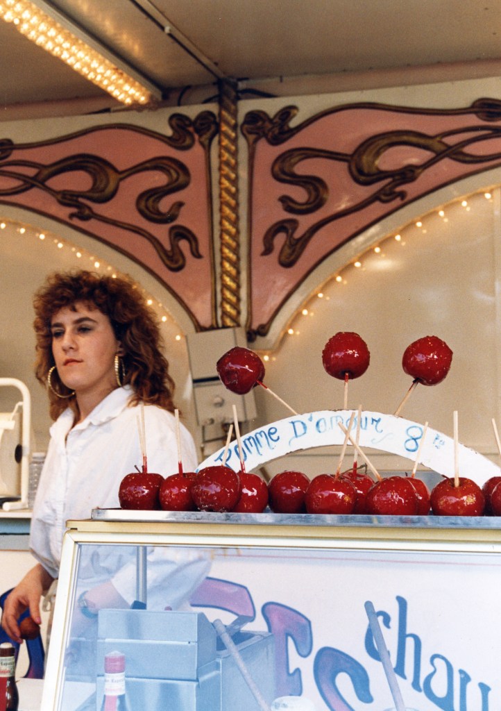 Foire du Trone, Vincennes, Paris, 1990. Image credit: Estate of Dorothy Bohm