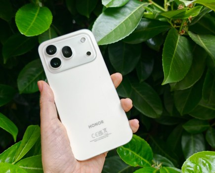 Honor 600 Pro in hand