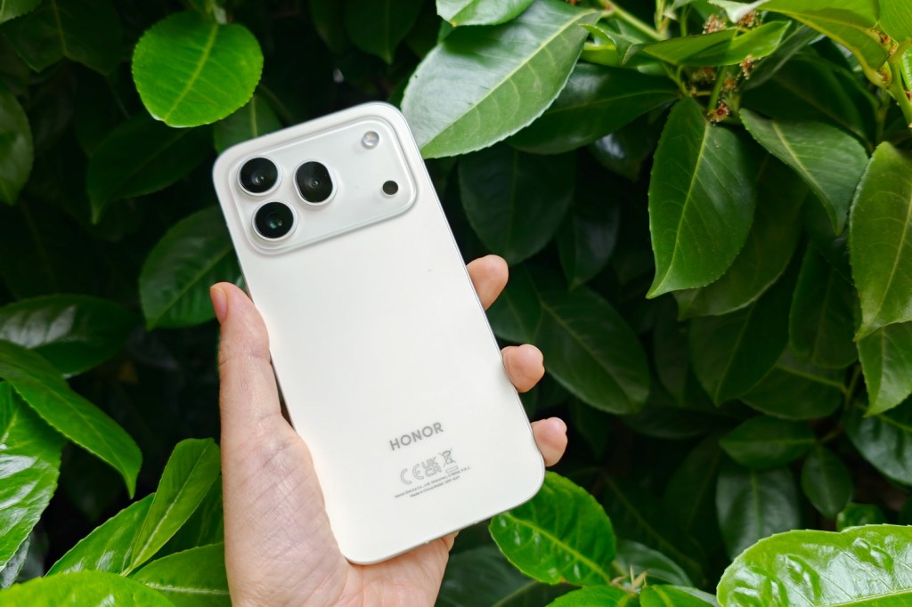 Honor 600 Pro in hand