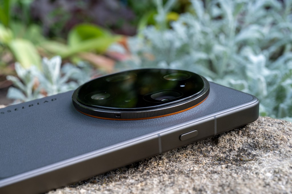 OPPO Find X9 Ultra side view with snap key