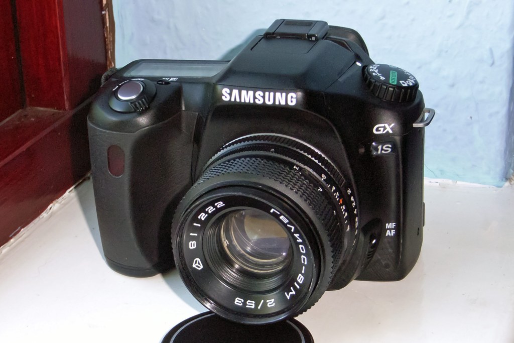Samsung GX-1S DSLR - David Wright - D H Wright / David Wright - https://www.flickr.com/photos/59521130@N00/575202447/ CC Edited