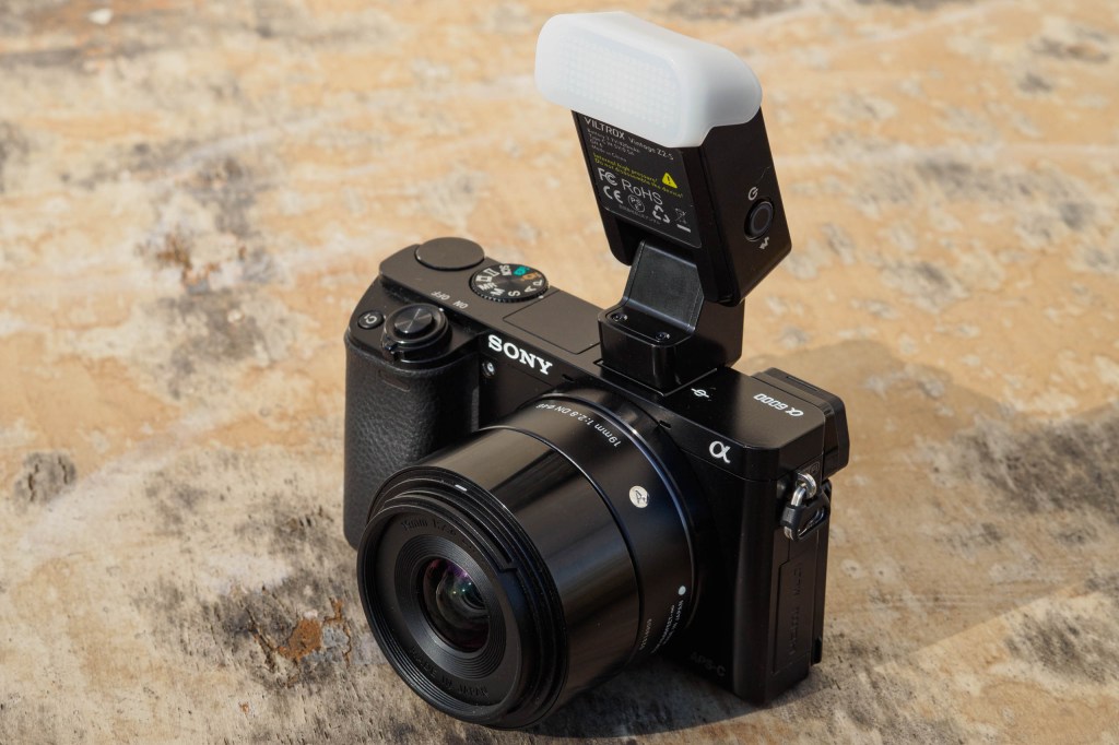 Viltrox Vintage Z2 flash with diffuser on the Sony A6000