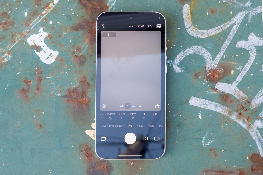 The Pro shooting mode of the Leica Leitzphone