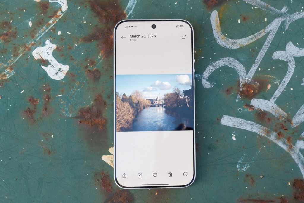 An image taken with the Leica Leitzphone being displayed on its screen