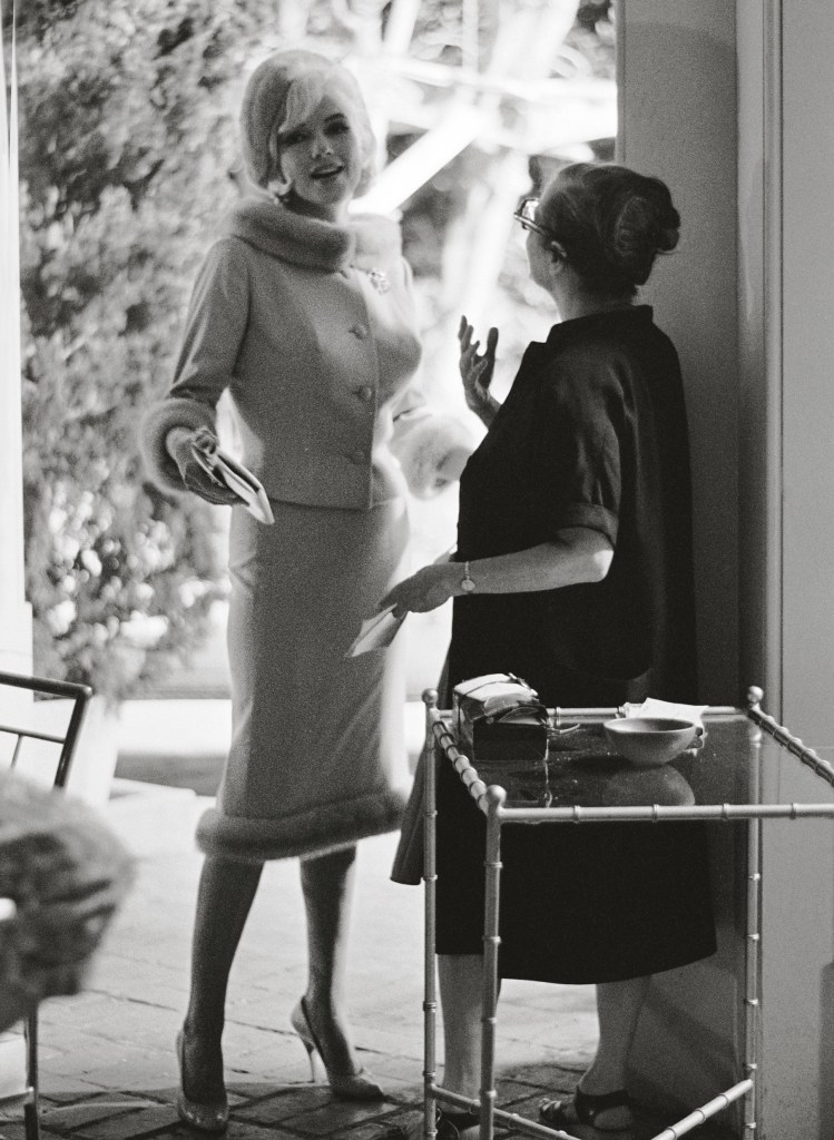 “Paula was like a Svengali to
Marilyn. At work, her mother hen,
her shadow. . . .Paula believed in
Marilyn, and that allowed Marilyn to
believe that she could become a
great actress.”
—Lawrence Schiller
With acting coach and confidant
Paula Strasberg, 1962.
Copyright: Lawrence
Schiller/Courtesy TASCHEN and
Holden Luntz Gallery