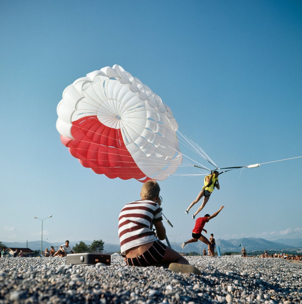 Jacques Henri Lartigue, Jean Creff in parachute jumping (1964), Photograph Jacques Henri Lartigue Copyright: Ministère de la Culture, France / MPPAAJHL