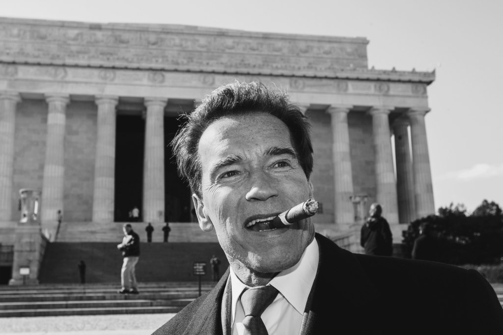 Arnold Schwarzenegger in front of the Lincoln Memorial