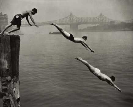 Arthur Leipzig, Divers, East River¸1948 © Estate of Arthur Leipzig, Courtesy of Howard Greenberg Gallery, New York