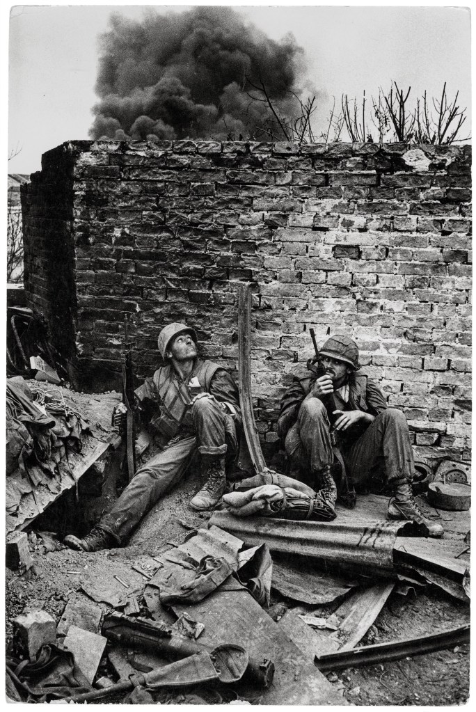 “US Marines with heavy machine guns coming under sniper fire” © Don McCullin