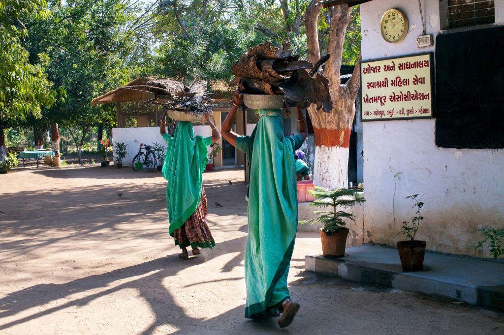 Women carrying wood - Nina Emett