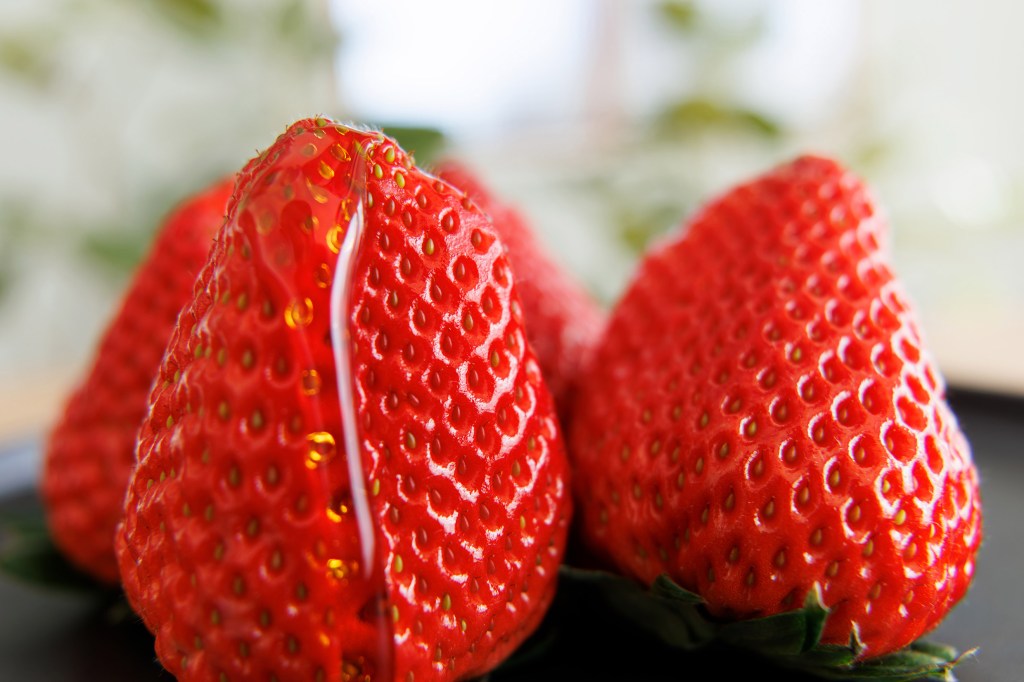 Strawberries on a black plate, close upTamron 17-70mm F/2.8 Di III-A VC RXD. Image: Tamron