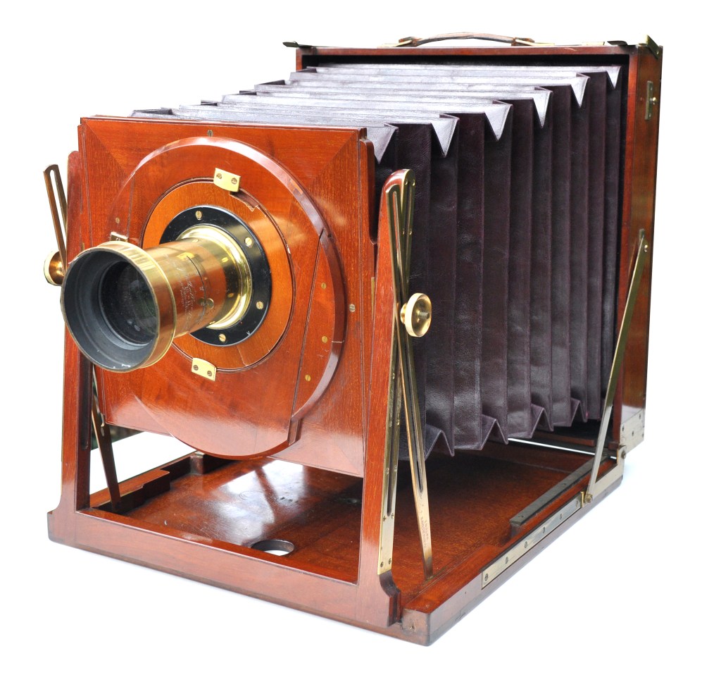 The Sanderson, first seen in 1895, introduced the concept of multiple lens movements that included rise, fall, swing and tilt.