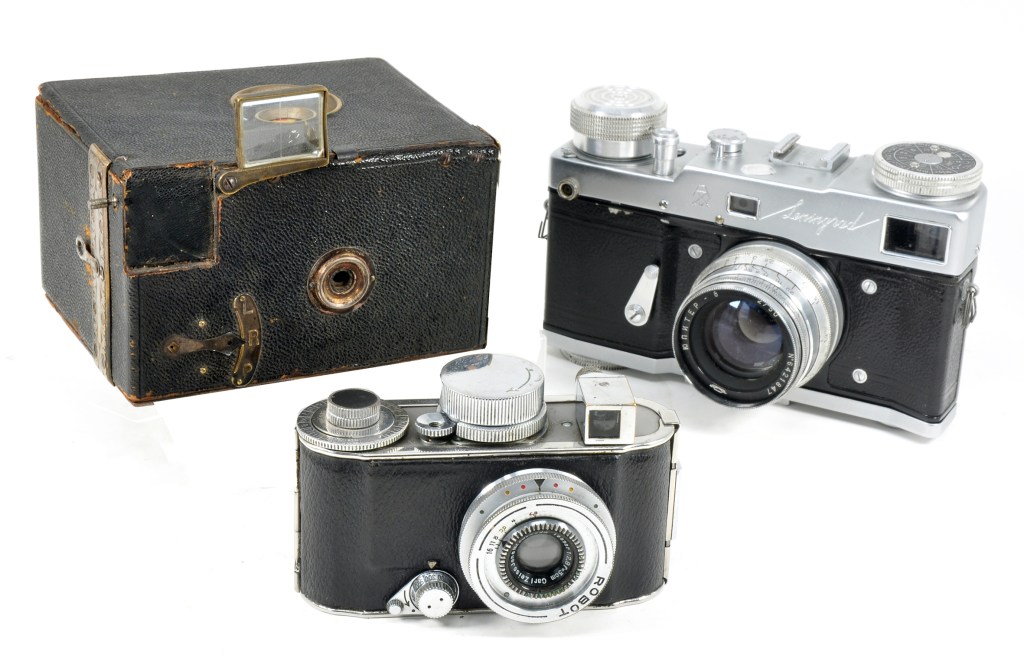 Le Pascal, in 1898, was the world’s first camera with a built-in clockwork motor drive, shown here alongside later clockwork-driven pioneers, the 1934 Robot I and 1956 Leningrad