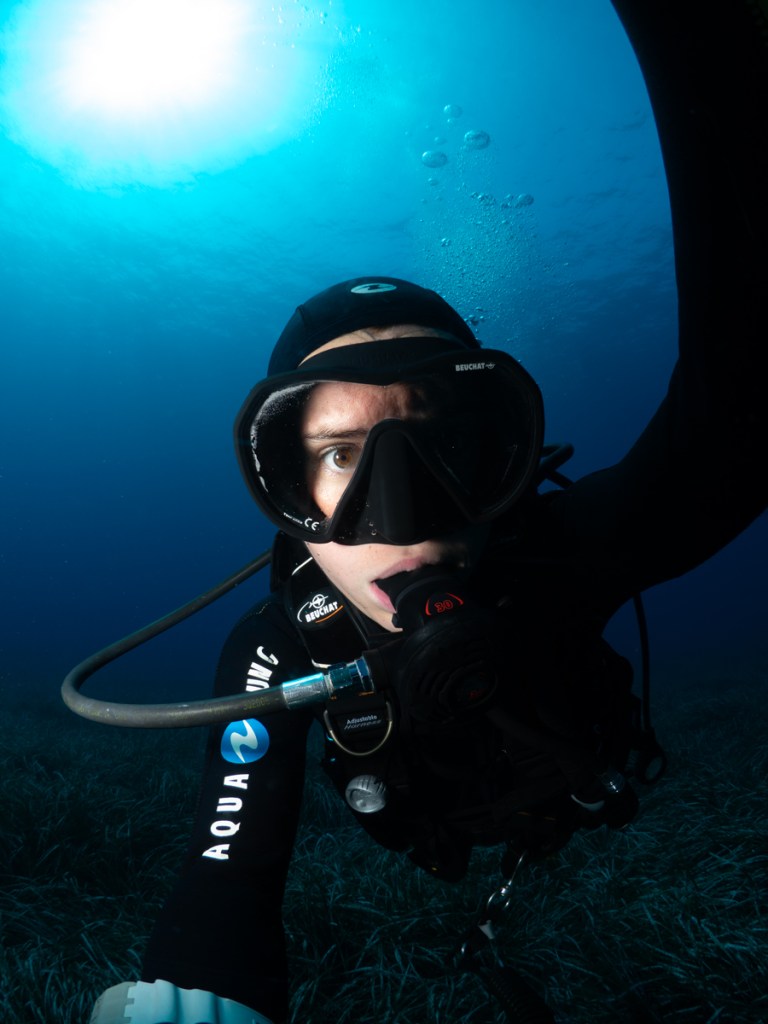 underwater selfie of Chloé Breheret