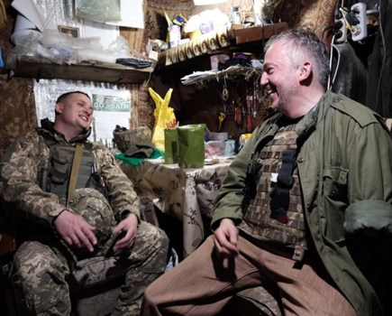 Giles Duley (right) Avdiivka, Ukraine 2021.