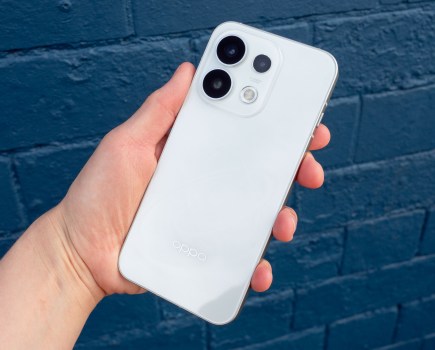 The Oppo Reno 16 Pro in hand