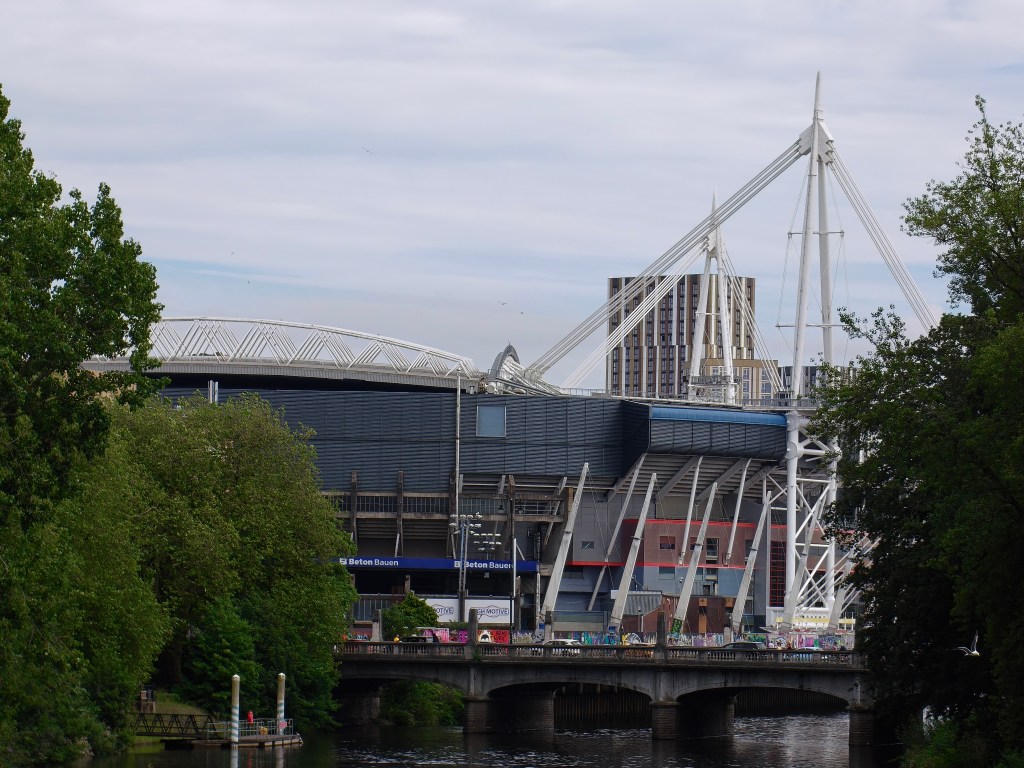 Oppo Reno 16 Pro, image sample, river, bridge and modern building 7x digital zoom