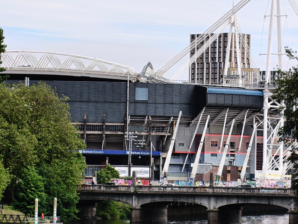 Oppo Reno 16 Pro, image sample, river, bridge and modern building 10x digital zoom