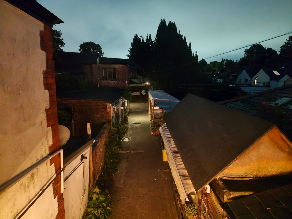 Oppo Reno 16 Pro image sample night 1x main camera, dark alleyway from above