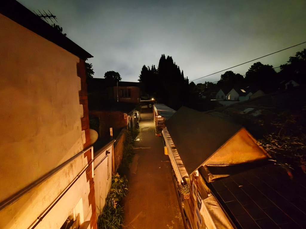Oppo Reno 16 Pro image sample night 1x main camera, dark alleyway from above, ultrawide camera